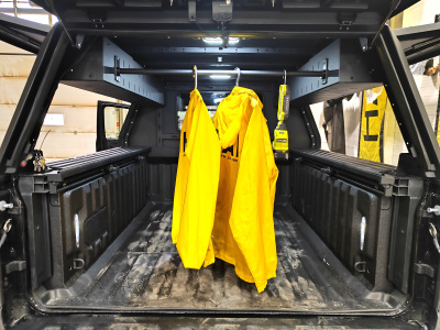 Кунг опция: Вешалка в кунг