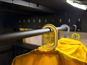 Кунг опция: Вешалка в кунг