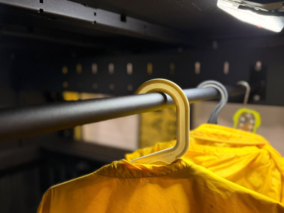 Кунг опция: Вешалка в кунг