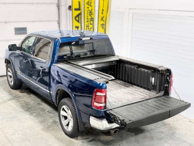 Крышка роллета RAM 5.7FT RAMBOX (черная/серая рейка) электрическая