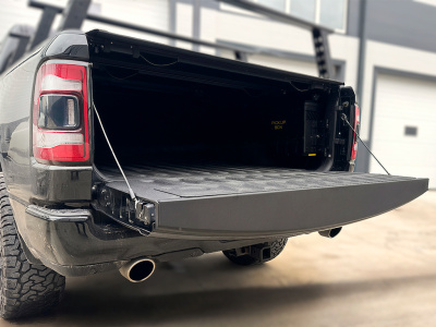 Алюминиевая накладка на откидной борт RAM 1500 5 gen.  (1 шт. со скотчем)