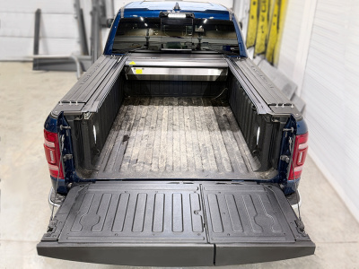 Крышка роллета RAM 5.7FT RAMBOX (черная/серая рейка) электрическая