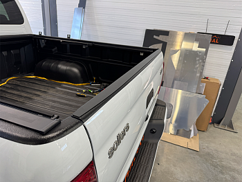 Алюминиевая накладка на откидной борт JAC T6/T8 (1 шт. со скотчем) 