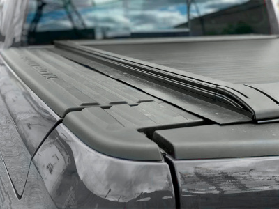 Крышка роллета RAM 5.7FT RAMBOX (черная/серая рейка) механическая