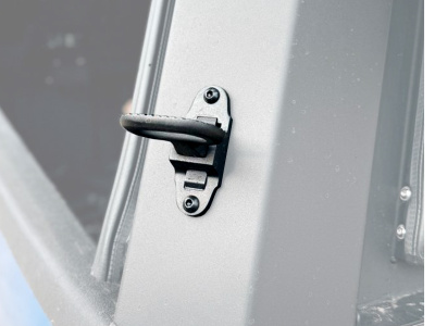 Кунг опция:Ступенька складная (нерж. черная) на зад. стойку.