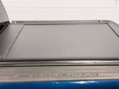 Крышка роллета RAM 5.7FT RAMBOX (черная/серая рейка) электрическая